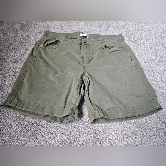 9/10 Reitmans Khaki Brushed Twill Shorts 6" Inseam - Picture 13 of 13